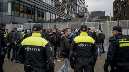 Ajax-fans doen tijdens FC Twente - Lazio opvallend onderzoek in Enschede