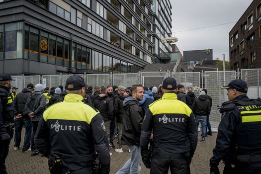 Ajax-fans doen tijdens FC Twente - Lazio opvallend onderzoek in Enschede