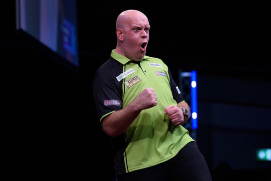 Michael van Gerwen krijgt alle Duitsers stil met riante zege op thuisfavoriet