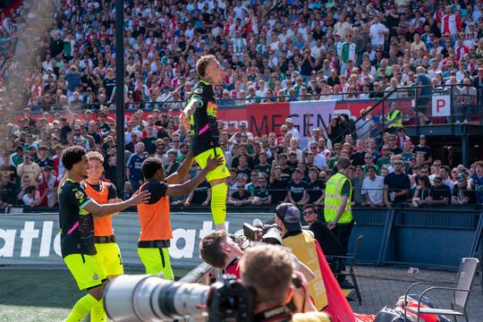 'Irritant mannetje' Noa Lang aangepakt door Feyenoord-icoon (70): 'Ik had hem zo de gracht in geduwd'