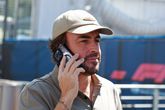 Fernando Alonso verrast met foto van George Russell in zijn telefoonhoesje. ©Getty Images