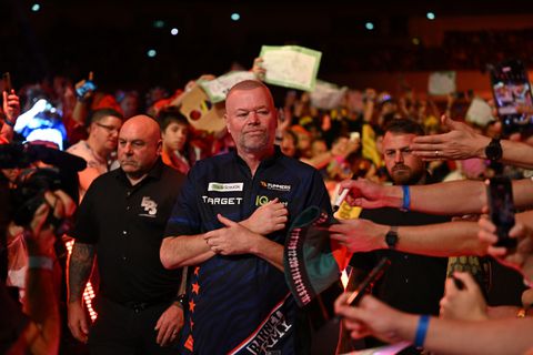 Vernietigende kritiek op 'cynische' dartslegende Raymond van Barneveld: 'Hij loopt er treurig bij'