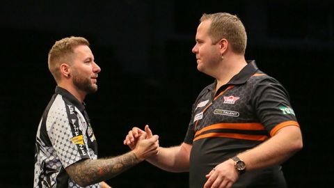 Irritaties klotsen over het scherm bij chagrijnige darter Dirk van Duijvenbode: 'Wat wil je voor antwoord op die vraag?'