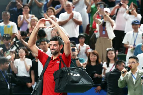 Toptennisser Novak Djokovic vermaakt zich tijdens rustperiode met oud-Ajacied: 'Geweldig om te zien'