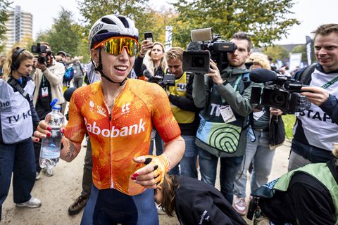 Topwielrenster Lorena Wiebes soeverein naar derde wereldtitel in drie weken tijd