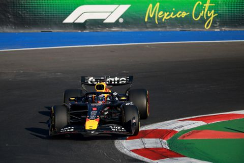 Max Verstappen deelt venijnig 'tikje' uit aan McLarens in titelstrijd tijdens GP Mexico
