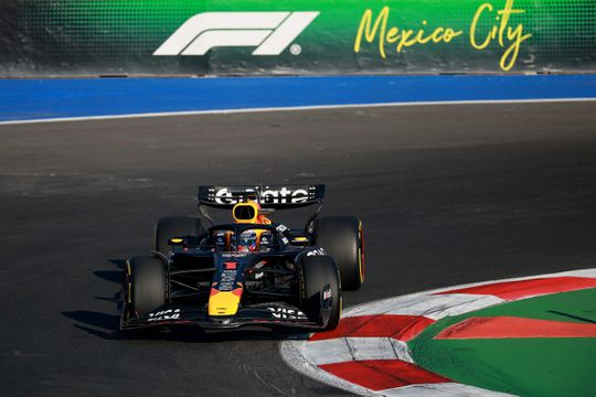 Max Verstappen deelt venijnig 'tikje' uit aan McLarens in titelstrijd tijdens GP Mexico