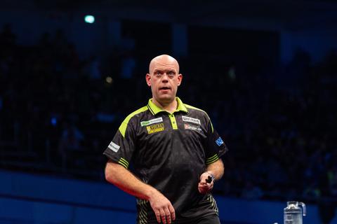 Grote gevolgen voor topdarter Michael van Gerwen na vroege nederlaag op EK: 'Om moedeloos van te worden'