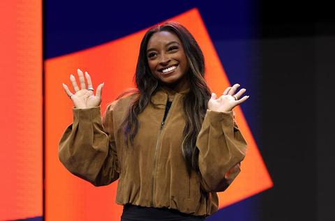 Turnfenomeen Simone Biles spreekt zich uit over toekomst tijdens onverwacht bezoek aan WK in Rotterdam