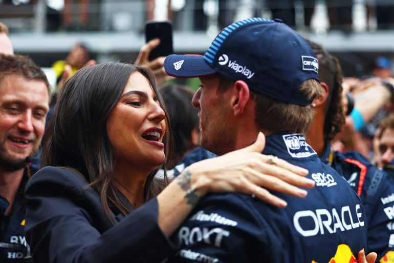 Afwezige Kelly Piquet viert wereldtitel van 'haar' Max Verstappen voor de televisie: 'Yes!'