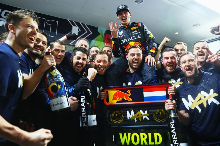 'Ik ben zwaar dorstig': Max Verstappen trekt biertje open na race die hij zich 'niet gaat herinneren'