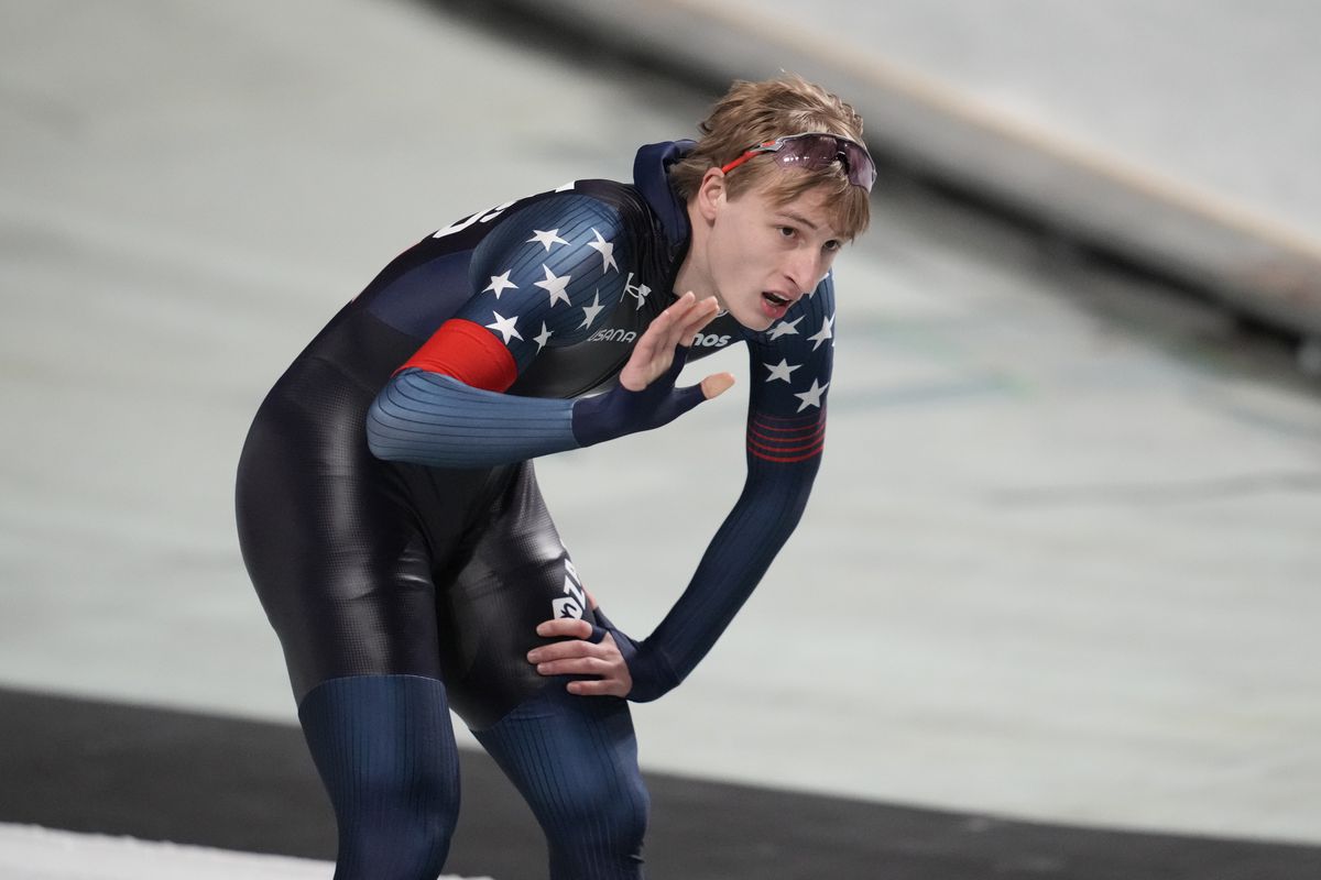 Jagende Jordan Stolz komt 0,01 seconde tekort, Merijn Scheperkamp 'onwijs blij' met podiumplaats