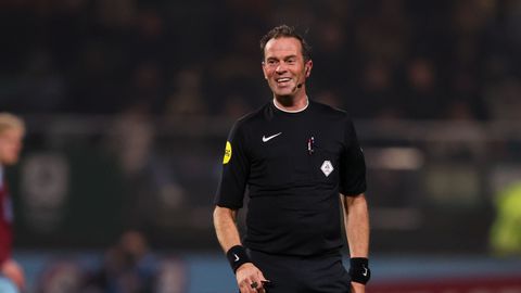 Bekende scheidsrechter Bas Nijhuis duikt op in nieuwe muzikale spelshow