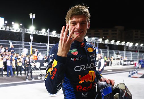 Opgeluchte Max Verstappen wijst naar zijn team en fans na vierde wereldtitel: 'Zo hebben we het gered'