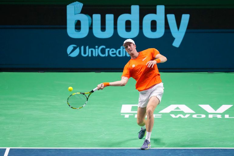 Botic van de Zandschulp komt er niet aan te pas in Davis Cup-finale, Nederland in de problemen