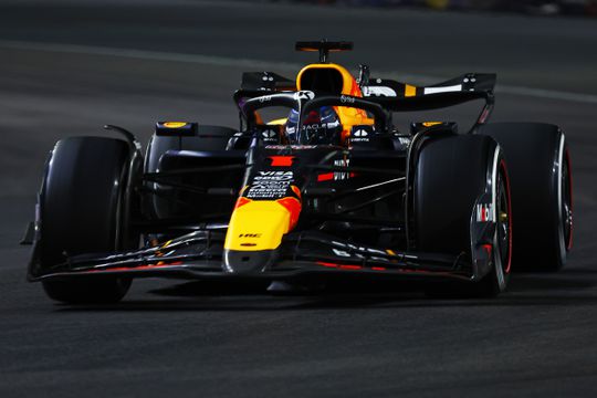 Mercedes imponeert met 1-2'tje in Las Vegas, maar alle aandacht gaat naar wereldkampioen Max Verstappen