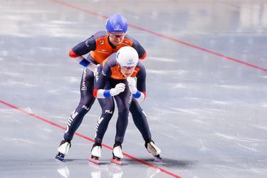 World Cup eindigt voor schaatstalent Angel Daleman (17) met diskwalificatie en grote lach