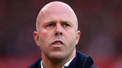 Voetbalicoon Wayne Rooney waarschuwt Arne Slot na nieuwe klap met Liverpool: 'Dit kan zo niet verder'