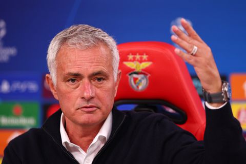 José Mourinho grapt met Nederlandse pers in aanloop naar cruciaal duel met Ajax: 'Ik wist dat je dit ging vragen'