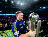 Luke Littler is de regerend wereldkampioen en krijgt bij het nieuwe WK darts een verdubbeling van het prijzengeld te zien. ©PDC