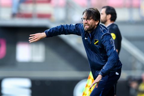 Omstreden voetbaltrainer werkt na schandaal aan comeback: 'Mensen zijn tegenwoordig snel beledigd'