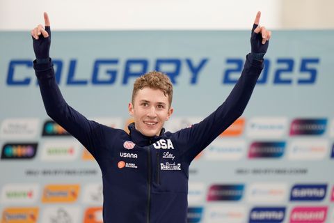 Ex-topschaatser Mark Tuitert zag 5000 meter-winnaar met bizar voorwerp lopen in Calgary: 'Weddenschap verloren'