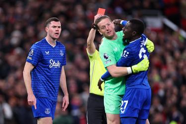 Krankzinnig incident in Premier League: Everton-speler krijgt rood tegen Manchester United na ruzie met teamgenoot