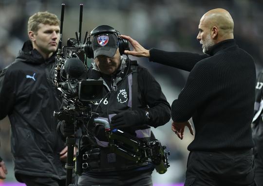 Toptrainer Pep Guardiola diep door het stof na ernstige misdragingen: 'Ik voel me ongemakkelijk en beschaamd'