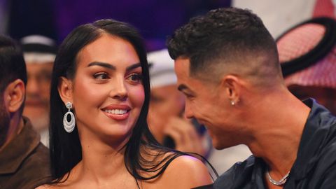 'Naakte' Cristiano Ronaldo trotseert de kou, vriendin Georgina Rodríguez geniet mee