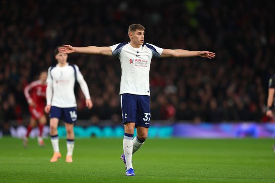 Micky van de Ven biedt excuses aan na harde woorden Arne Slot: 'Ik denk dat het een beetje ongelukkig was'