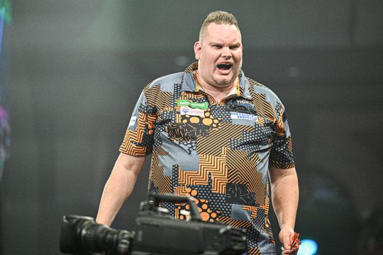 Nederlandse topdarter kreeg pikante felicitatie na stunt op WK darts: 'Ik heb nog nooit zoiets meegemaakt'