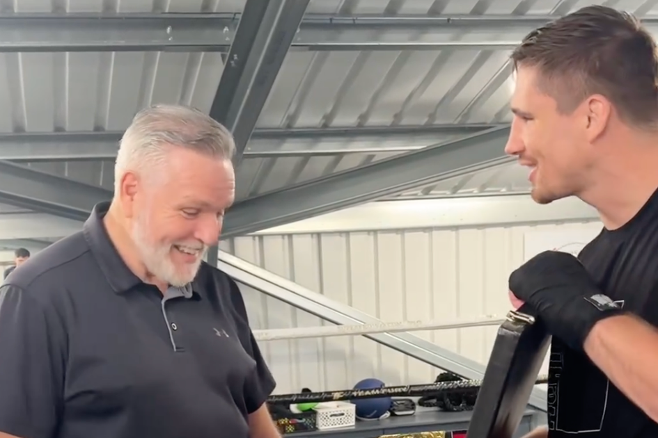 Rico Verhoeven geeft bokstrainer Peter Fury een bijzonder cadeau ...