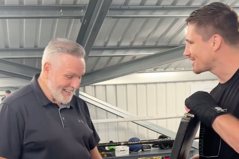 Rico Verhoeven geeft bokstrainer Peter Fury een bijzonder cadeau