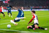 Mats Wieffer maakte tijdens Feyenoord-PSV een duidelijke overtreding op Noa Lang, maar PSV kreeg er geen penalty voor. ©Pro Shots