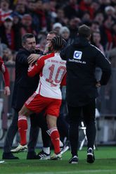 Trainer Nenad Bjelica van Union Berlin slaat Bayern München-speler Leroy Sané in z'n gezicht. ©Pro Shots