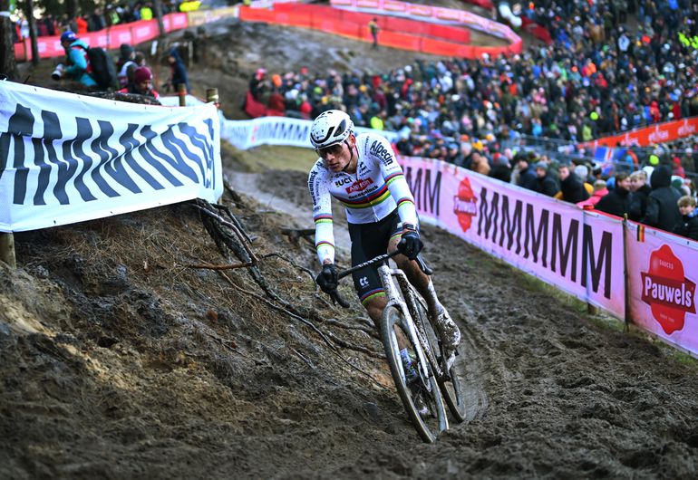 Winnende Mathieu van der Poel doet week voor WK veldrijden onthulling: 'Hij is wel degelijk gebroken'