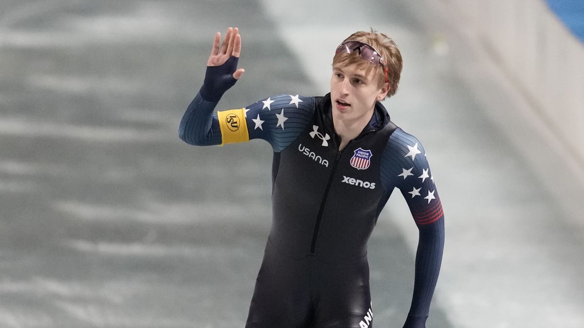 Fenomenale Jordan Stolz rijdt op 1500 meter oud baanrecord aan gort in Calgary