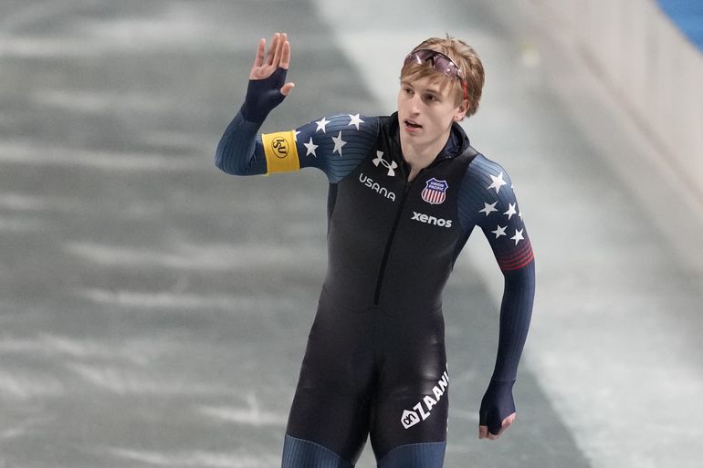 Fenomenale Jordan Stolz rijdt op 1500 meter oud baanrecord aan gort in Calgary