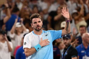 Afzwaaiende toptennisser Stan Wawrinka trekt biertje open op de baan tijdens Australian Open: 'Vind je dat erg?'