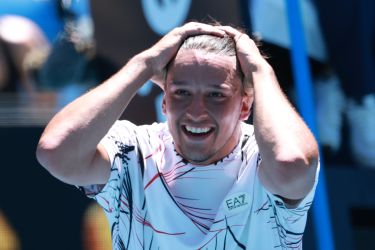 Tegenstander Jannik Sinner moet interview onderbreken, verslaggevers maken zich zorgen op Australian Open