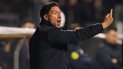Ongeloof bij Telstar-trainer Anthony Correia na 'megablunder' van VAR: 'Dit doet oprecht heel veel pijn'