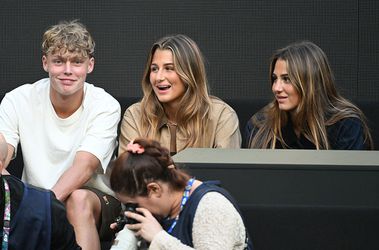 Tweeling (16) van wereldberoemde tennisser brengt met bekend gezelschap bijzonder bezoek aan Australian Open