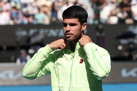 Toptennisser Carlos Alcaraz lacht om fluitende fans op Australian Open: 'Het is warm hier'
