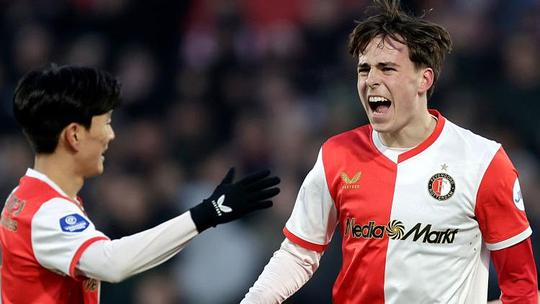 Feyenoord viert eindelijk weer eens feest, maar ook frustratie in De Kuip tijdens zege op hekkensluiter