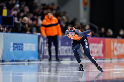 Veel emoties bij Nederlandse teamsprintsters na baanrecord op World Cup in Inzell: 'Dat is heel jammer'