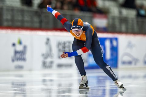Live World Cup schaatsen Inzell | Marrit Fledderus wint brons bij afwezigheid van toppers op 500 meter, Jenning de Boo jaagt op revanche