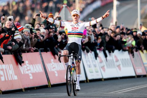 Mathieu van der Poel vervult jongensdroom en denkt na over afscheid: 'Nooit gedacht dat het ooit zover zou komen'