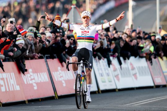 Mathieu van der Poel vervult jongensdroom en denkt na over afscheid: 'Nooit gedacht dat het ooit zover zou komen'