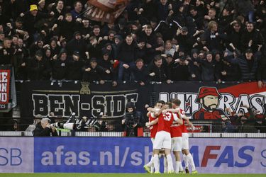 Ook met vijf verdedigers kan Ajax niet winnen: 2-0 verlies in Alkmaar