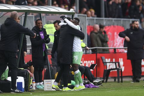 Feyenoord pakt na een beauty van Minteh de zege in slijtageslag tegen Almere